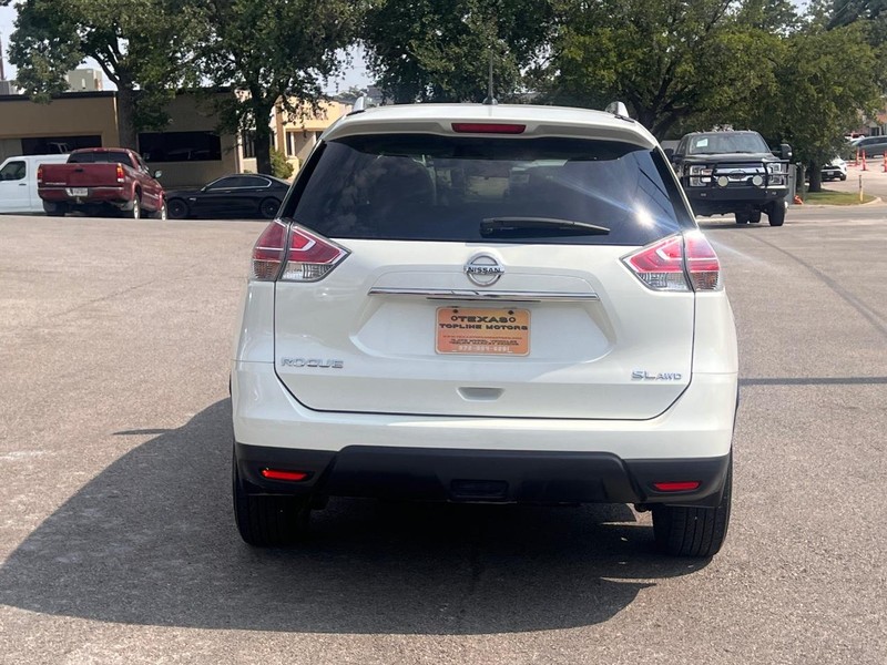 Nissan Rogue Vehicle Full-screen Gallery Image 4