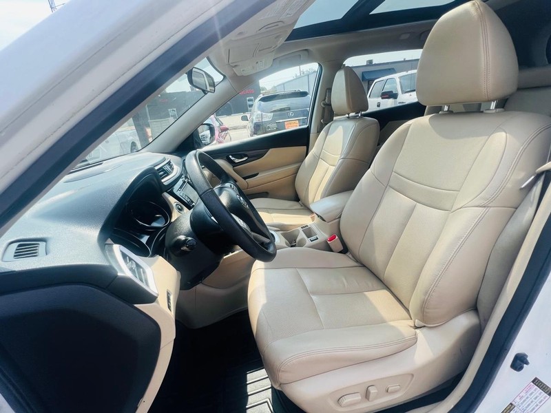 Nissan Rogue Vehicle Full-screen Gallery Image 12