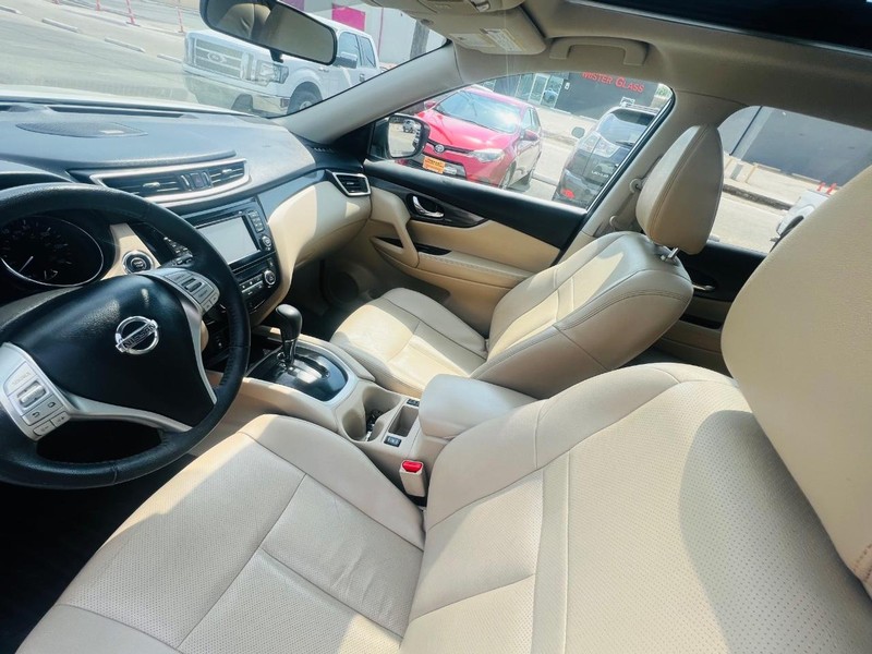 Nissan Rogue Vehicle Full-screen Gallery Image 13