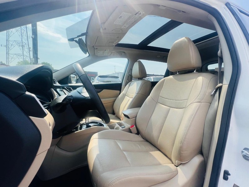Nissan Rogue Vehicle Full-screen Gallery Image 14