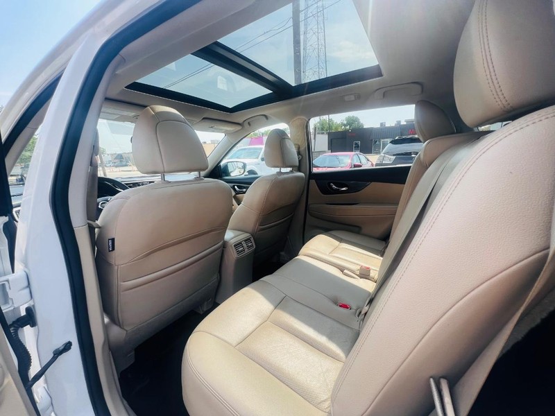 Nissan Rogue Vehicle Full-screen Gallery Image 15