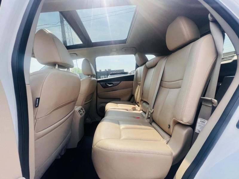 Nissan Rogue Vehicle Full-screen Gallery Image 16