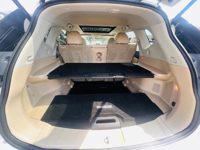 Nissan Rogue Vehicle Full-screen Gallery Image 18