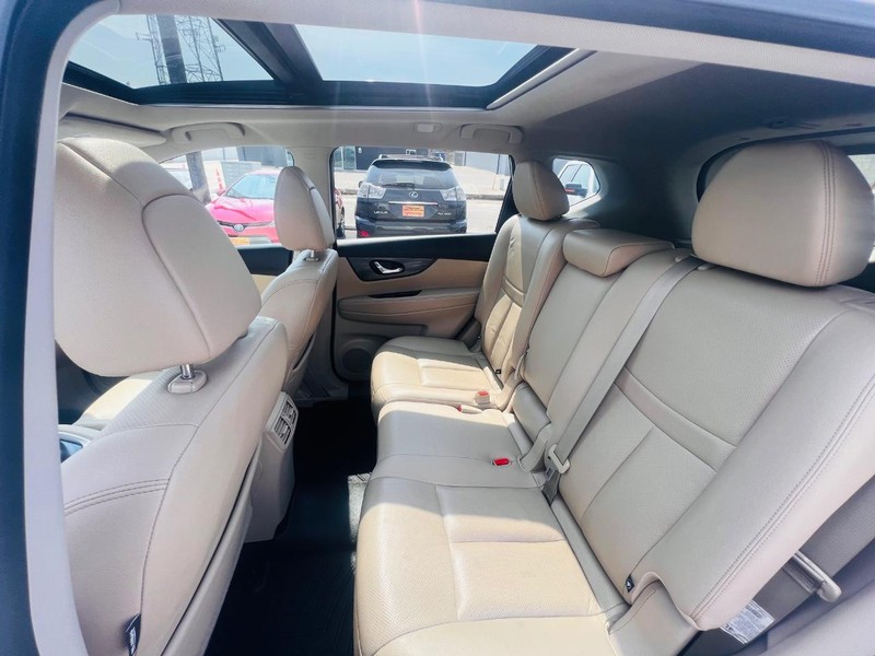 Nissan Rogue Vehicle Full-screen Gallery Image 19