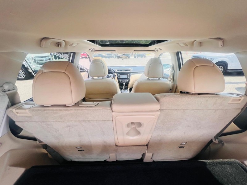Nissan Rogue Vehicle Full-screen Gallery Image 20