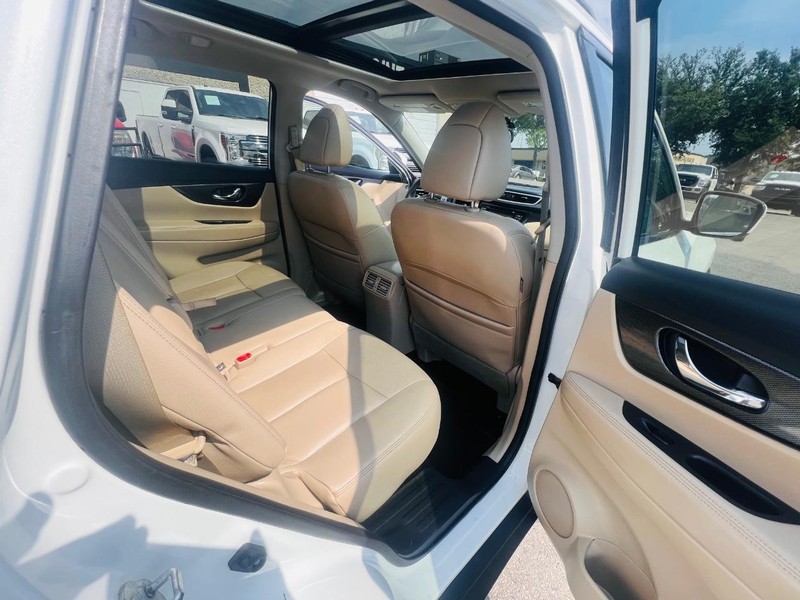 Nissan Rogue Vehicle Full-screen Gallery Image 22