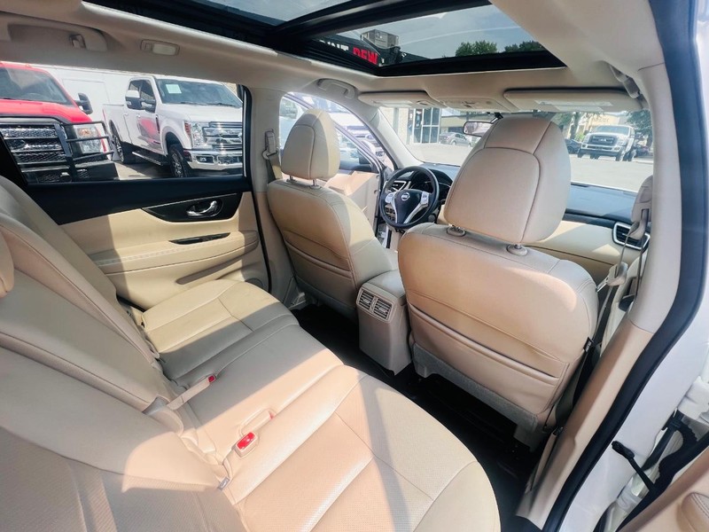 Nissan Rogue Vehicle Full-screen Gallery Image 23
