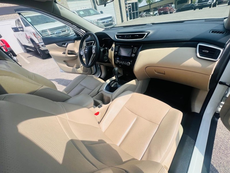 Nissan Rogue Vehicle Full-screen Gallery Image 24