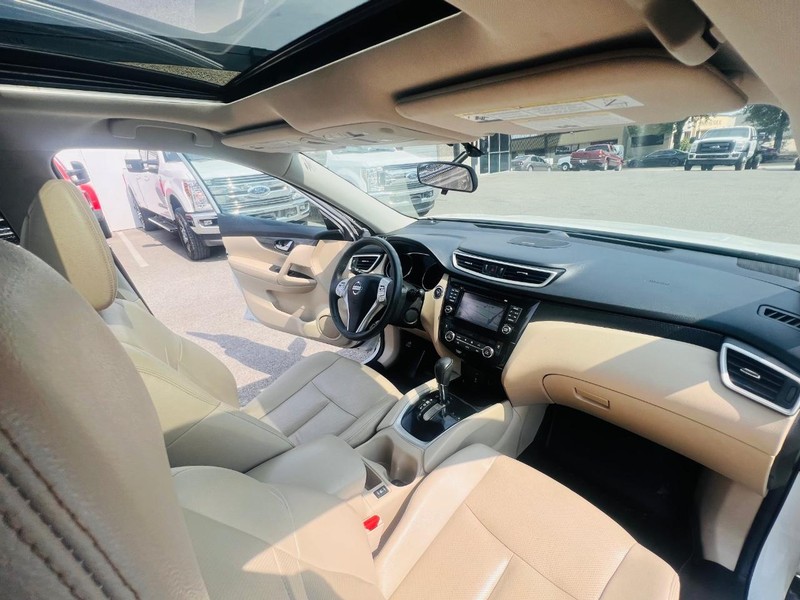 Nissan Rogue Vehicle Full-screen Gallery Image 25
