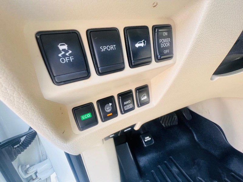 Nissan Rogue Vehicle Full-screen Gallery Image 26