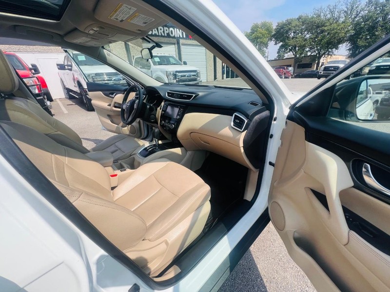 Nissan Rogue Vehicle Full-screen Gallery Image 27
