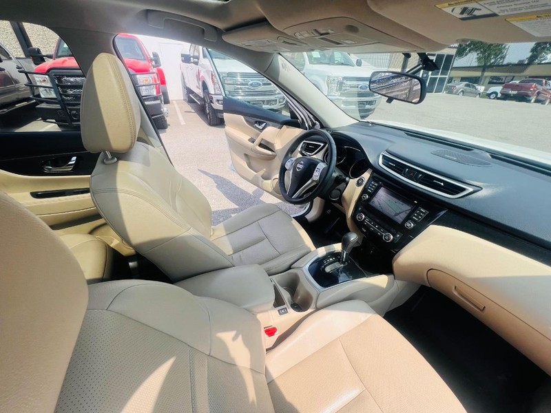 Nissan Rogue Vehicle Full-screen Gallery Image 28