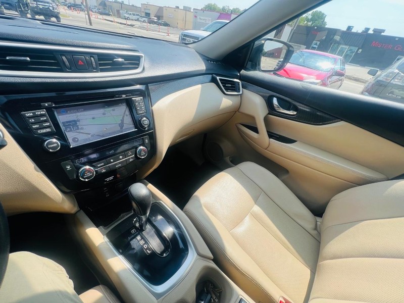 Nissan Rogue Vehicle Full-screen Gallery Image 29