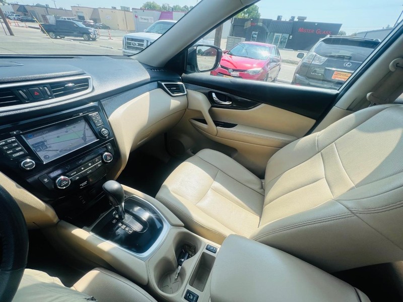 Nissan Rogue Vehicle Full-screen Gallery Image 31