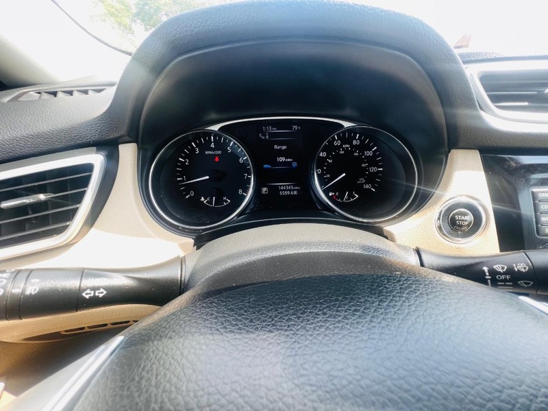 Nissan Rogue Vehicle Full-screen Gallery Image 32