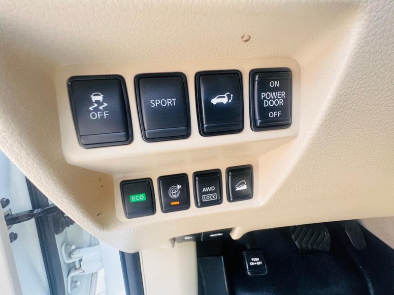 Nissan Rogue Vehicle Full-screen Gallery Image 33
