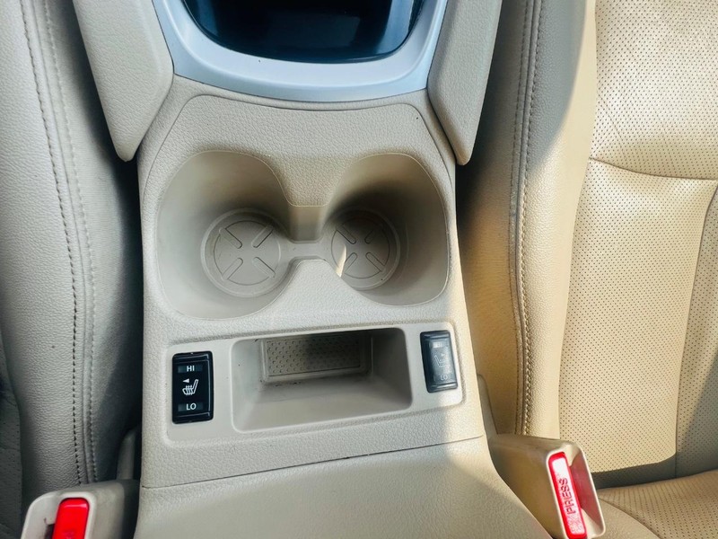 Nissan Rogue Vehicle Full-screen Gallery Image 35