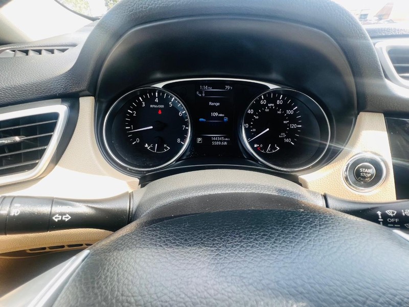 Nissan Rogue Vehicle Full-screen Gallery Image 38