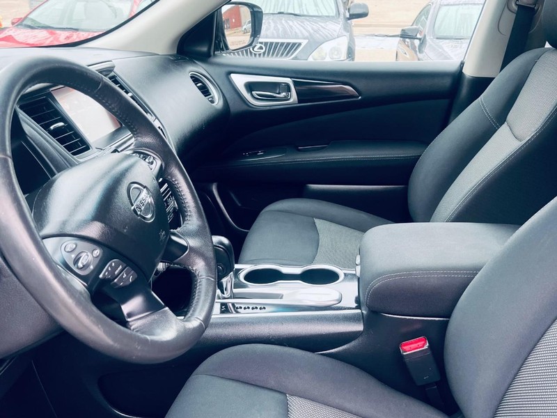 Nissan Pathfinder Vehicle Full-screen Gallery Image 13