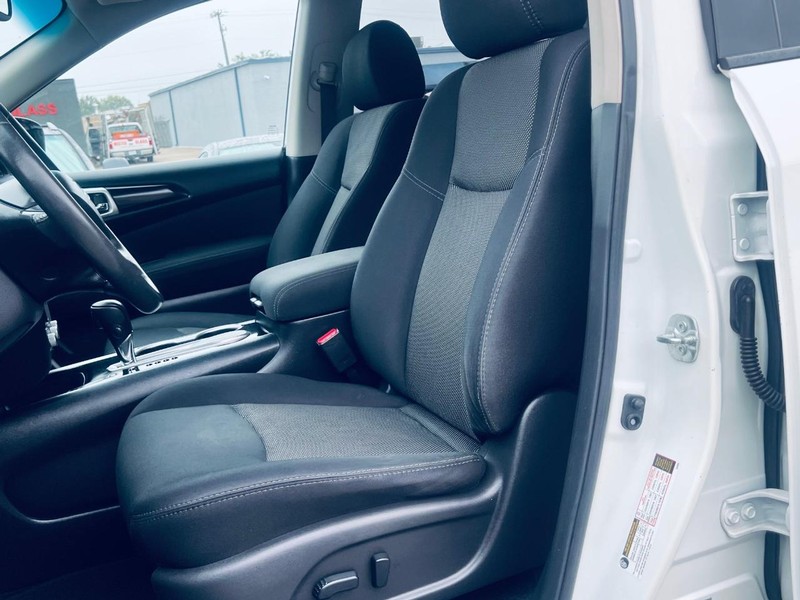 Nissan Pathfinder Vehicle Full-screen Gallery Image 14