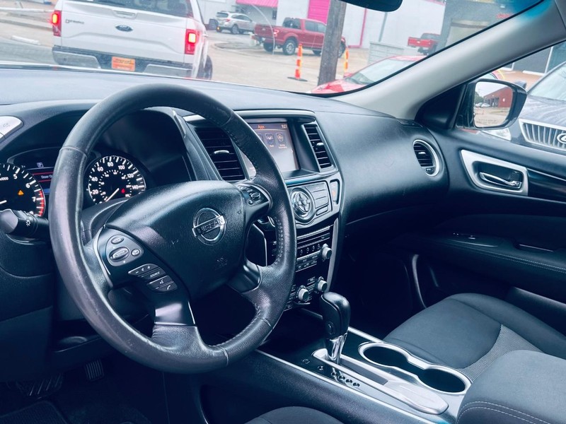 Nissan Pathfinder Vehicle Full-screen Gallery Image 15