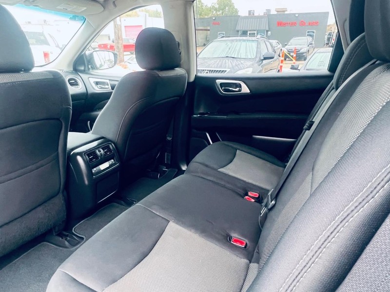 Nissan Pathfinder Vehicle Full-screen Gallery Image 16