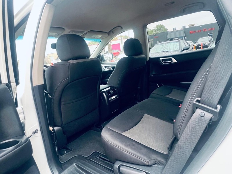 Nissan Pathfinder Vehicle Full-screen Gallery Image 17