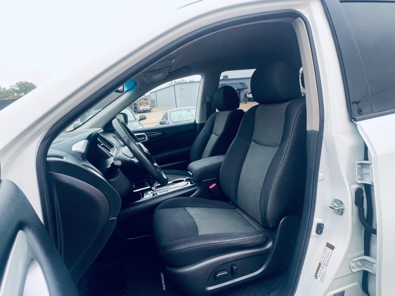 Nissan Pathfinder Vehicle Full-screen Gallery Image 18