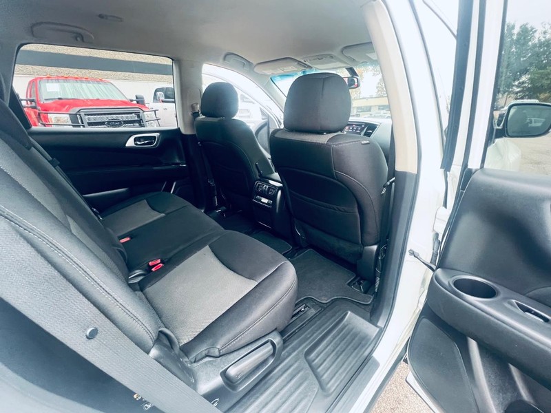 Nissan Pathfinder Vehicle Full-screen Gallery Image 21