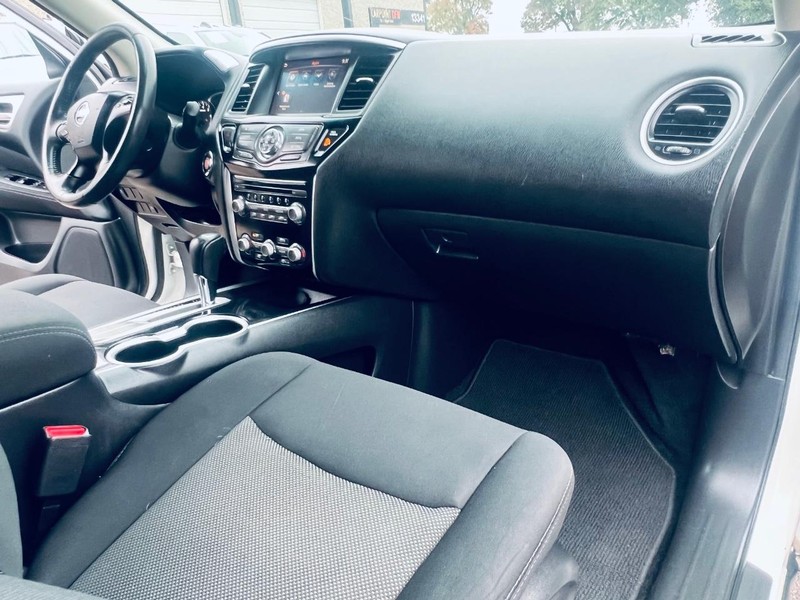 Nissan Pathfinder Vehicle Full-screen Gallery Image 22