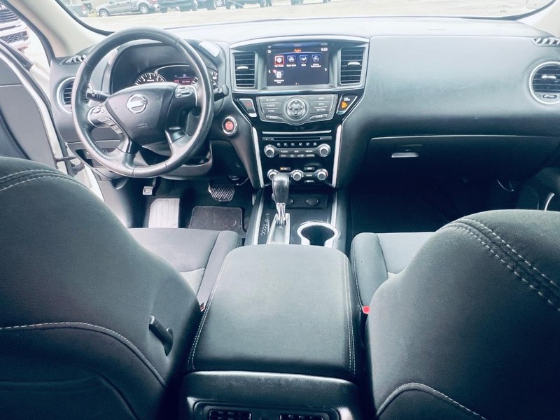 Nissan Pathfinder Vehicle Full-screen Gallery Image 23