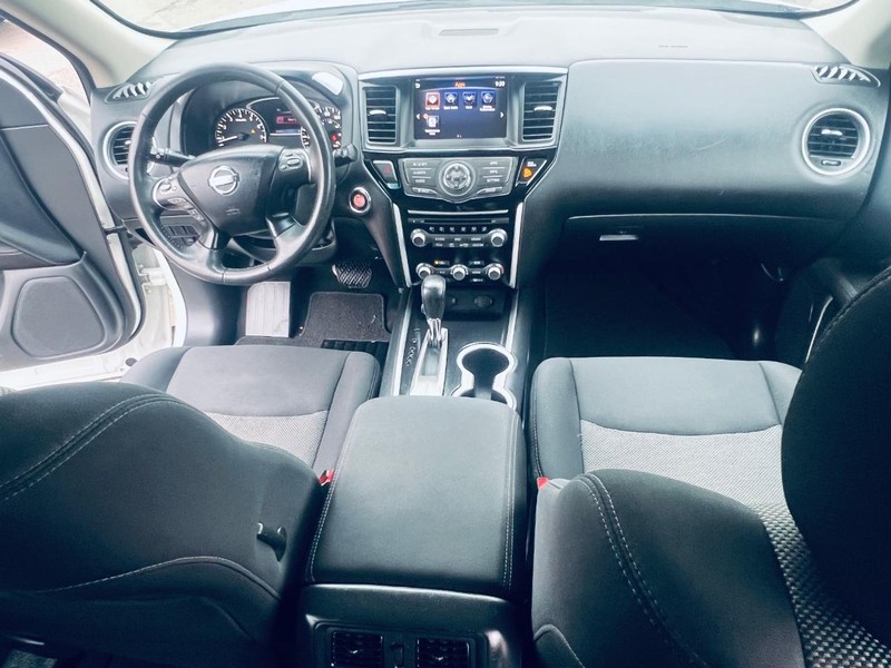 Nissan Pathfinder Vehicle Full-screen Gallery Image 24