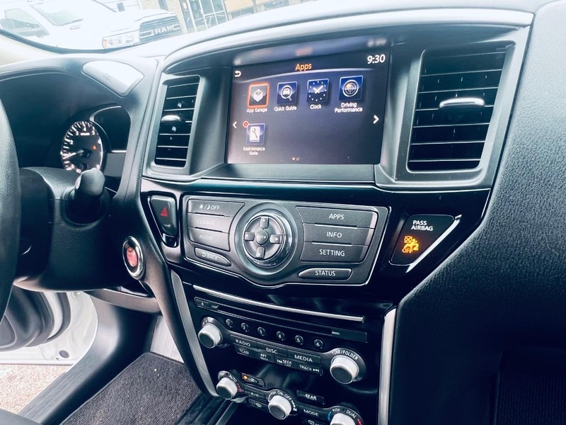 Nissan Pathfinder Vehicle Full-screen Gallery Image 26