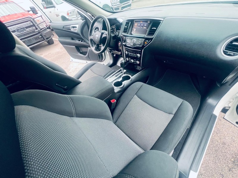 Nissan Pathfinder Vehicle Full-screen Gallery Image 29