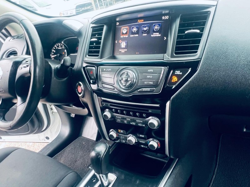 Nissan Pathfinder Vehicle Full-screen Gallery Image 30
