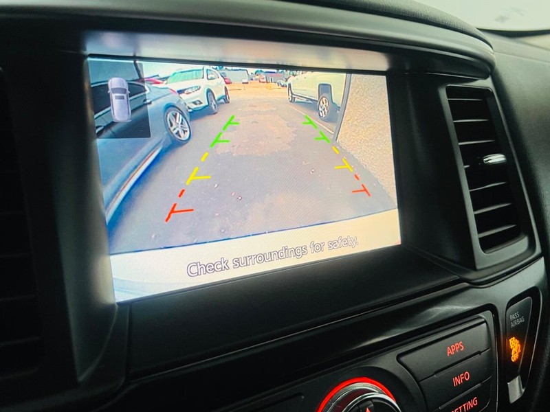 Nissan Pathfinder Vehicle Full-screen Gallery Image 41