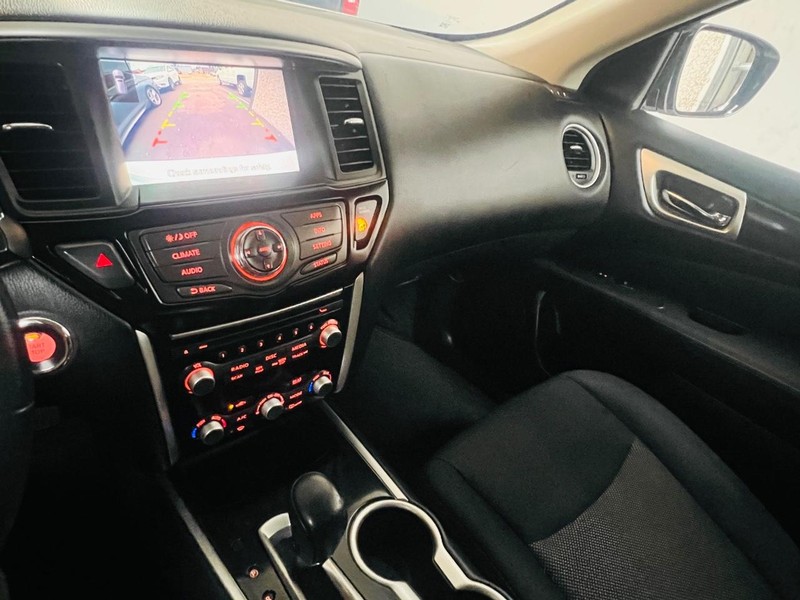 Nissan Pathfinder Vehicle Full-screen Gallery Image 42