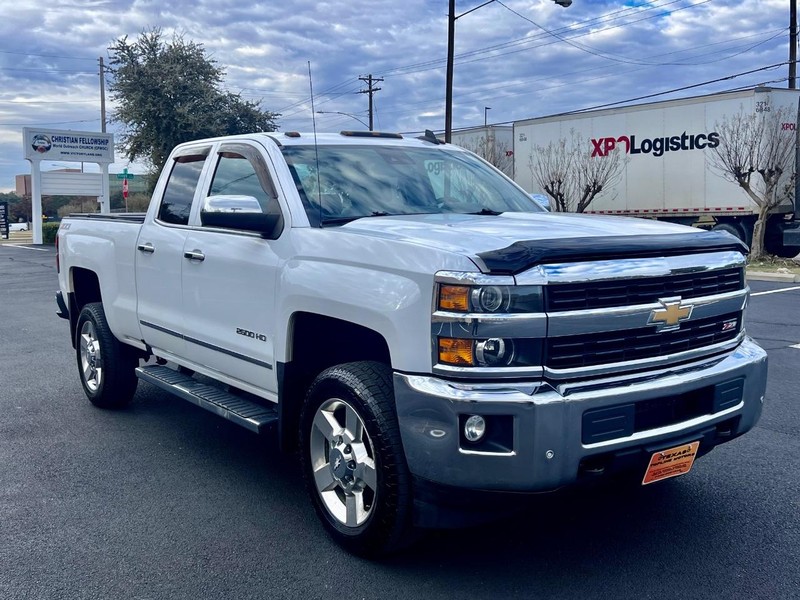 Chevrolet Silverado 2500HD Vehicle Full-screen Gallery Image 2