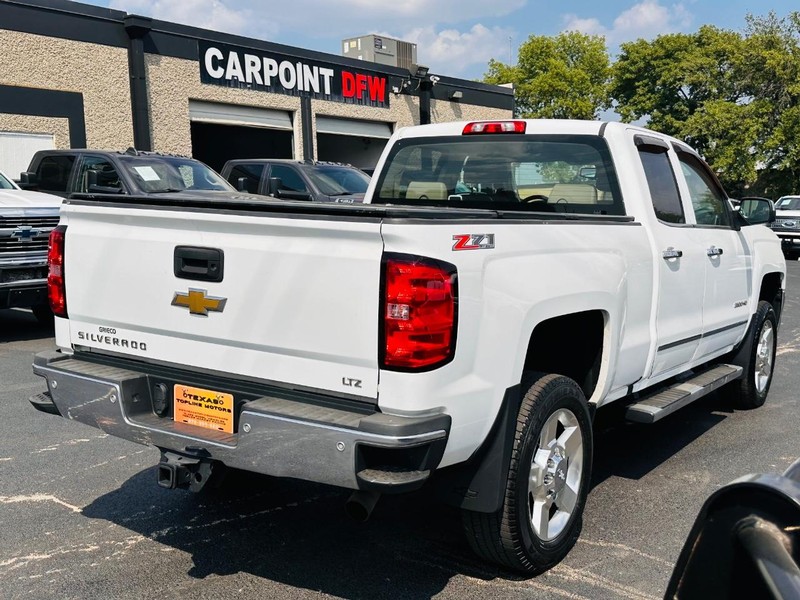 Chevrolet Silverado 2500HD Vehicle Full-screen Gallery Image 12