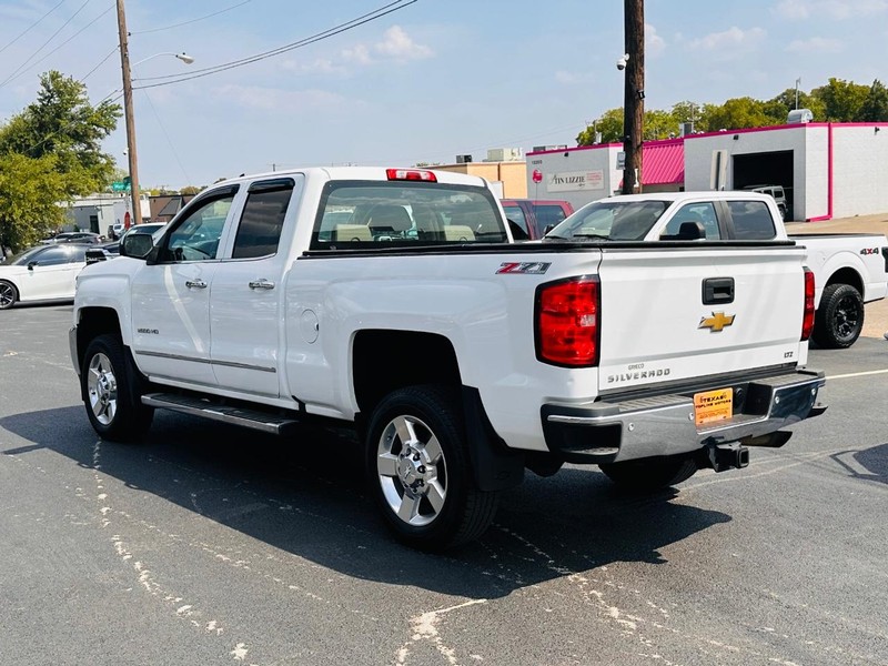 Chevrolet Silverado 2500HD Vehicle Full-screen Gallery Image 13