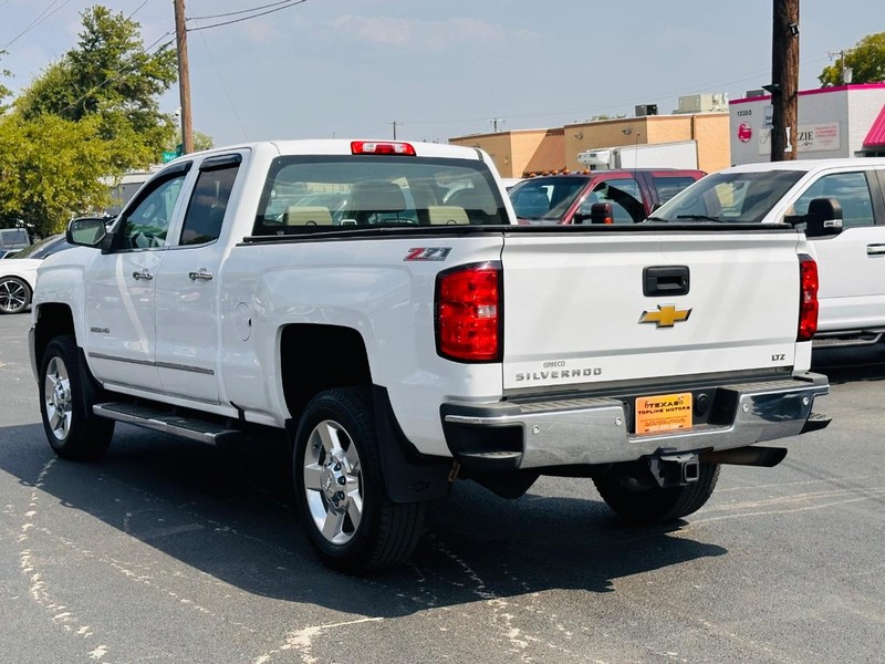 Chevrolet Silverado 2500HD Vehicle Full-screen Gallery Image 14