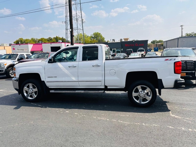 Chevrolet Silverado 2500HD Vehicle Full-screen Gallery Image 15