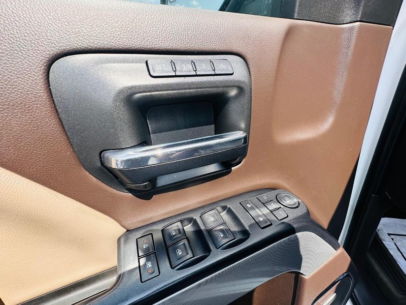 Chevrolet Silverado 2500HD Vehicle Full-screen Gallery Image 18