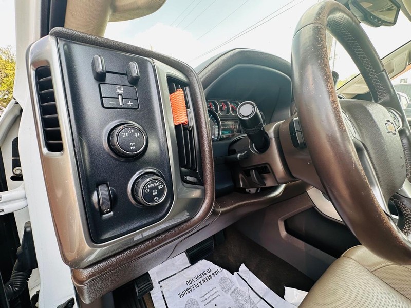 Chevrolet Silverado 2500HD Vehicle Full-screen Gallery Image 19