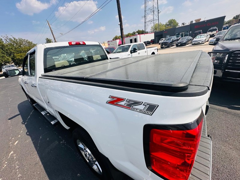 Chevrolet Silverado 2500HD Vehicle Full-screen Gallery Image 32