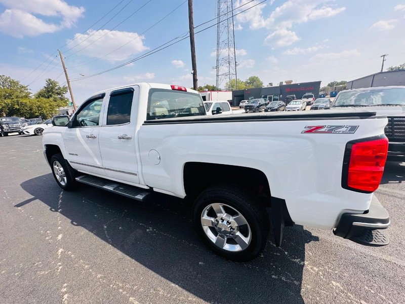 Chevrolet Silverado 2500HD Vehicle Full-screen Gallery Image 33