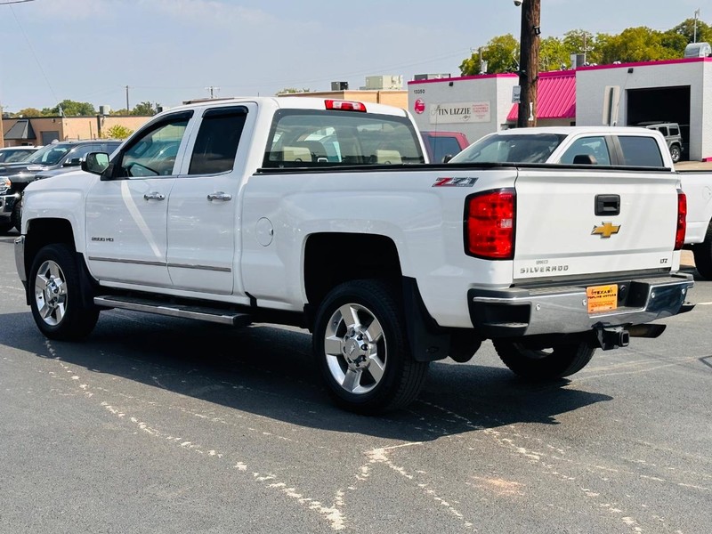 Chevrolet Silverado 2500HD Vehicle Full-screen Gallery Image 35