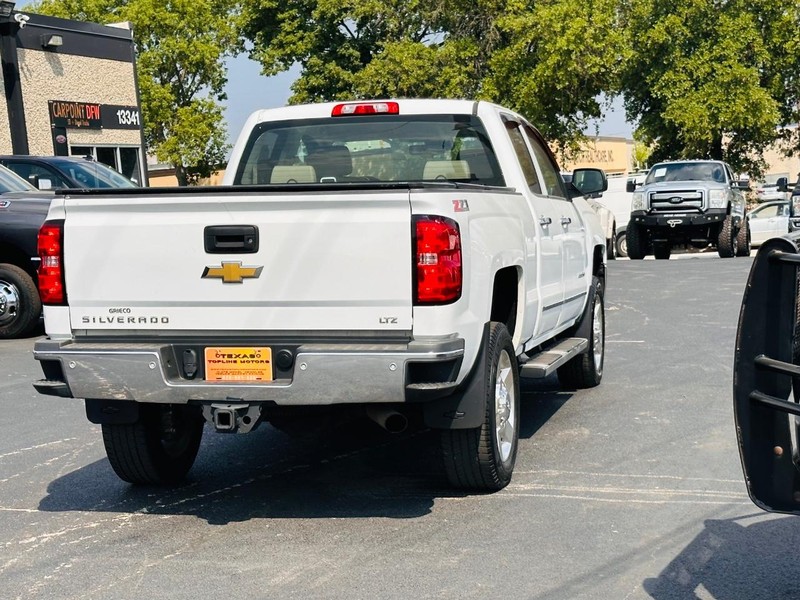 Chevrolet Silverado 2500HD Vehicle Full-screen Gallery Image 36