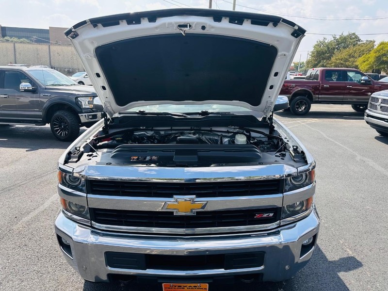 Chevrolet Silverado 2500HD Vehicle Full-screen Gallery Image 42