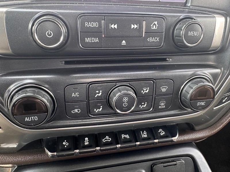 Chevrolet Silverado 2500HD Vehicle Full-screen Gallery Image 43